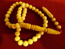 Dişden yapılmış 45'lik tesbih. Sistemli. İmame dahil 23cm. Toplam boyu 30cm.