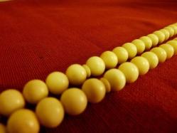 Dişden yapılmış 45'lik tesbih. Sistemli. İmame dahil 23cm. Toplam boyu 30cm.