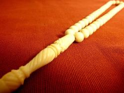 Dişden yapılmış 45'lik tesbih. Sistemli. İmame dahil 23cm. Toplam boyu 30cm.