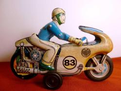 Kolları hareketli, ittir bırak yarışçı motosikleti teneke oyuncak . Boy 20 cm. Y 15 cm.