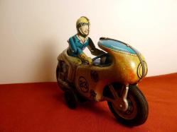 Kolları hareketli, ittir bırak yarışçı motosikleti teneke oyuncak . Boy 20 cm. Y 15 cm.