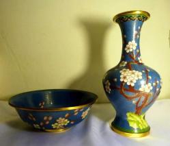 Cloisonne mine işlemeli vazo ve meyvelik seti. Vazo Y:32cm. Meyvelik Ağız çapı 26cm.