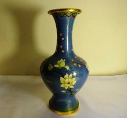 Cloisonne mine işlemeli vazo ve meyvelik seti. Vazo Y:32cm. Meyvelik Ağız çapı 26cm.