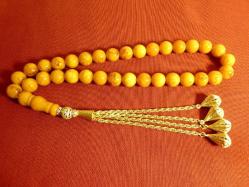 Altın yaldızlı, püsküllü, usta işi sıkma kehribar 33'lük tesbih. Püskül dahil. 43cm.