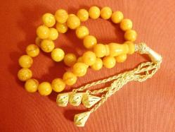 Altın yaldızlı, püsküllü, usta işi sıkma kehribar 33'lük tesbih. Püskül dahil. 43cm.