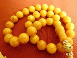 Altın yaldızlı, püsküllü, usta işi sıkma kehribar 33'lük tesbih. Püskül dahil. 43cm.