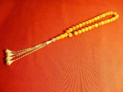 Altın yaldızlı, püsküllü, usta işi sıkma kehribar 33'lük tesbih. Püskül dahil. 43cm.