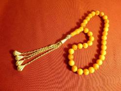 Altın yaldızlı, püsküllü, usta işi sıkma kehribar 33'lük tesbih. Püskül dahil. 43cm.