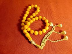 Altın yaldızlı, püsküllü, usta işi sıkma kehribar 33'lük tesbih. Püskül dahil. 43cm.