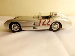 Mercedes Benz 300 SLR diecast metal araba. Burago üretimi. 1 18