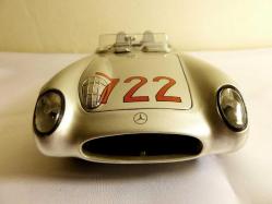 Mercedes Benz 300 SLR diecast metal araba. Burago üretimi. 1 18