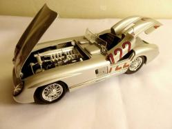 Mercedes Benz 300 SLR diecast metal araba. Burago üretimi. 1 18