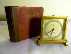 Zenith marka bronz alarmlı, kurmalı masa saati. Orijinal kutusunda. Ebatı:8,5x8,5 cm