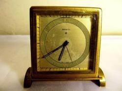 Zenith marka bronz alarmlı, kurmalı masa saati. Orijinal kutusunda. Ebatı:8,5x8,5 cm