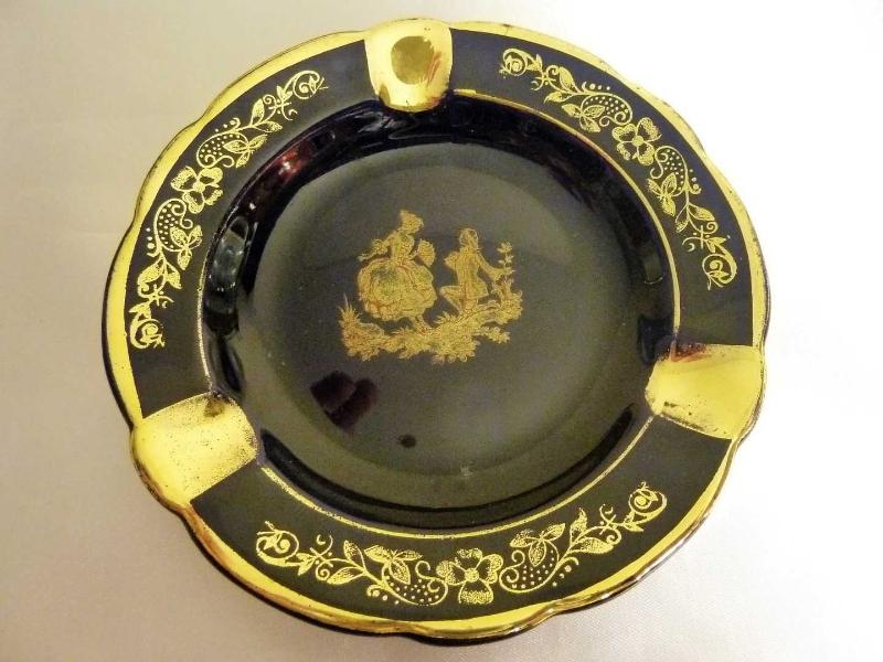 LIMOGES 手描き プレート Limoges imzalı altın vermeyli porselen çift küllük. Çapı 12cm