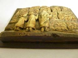 Ahşap üzerine mermer tozundan işlenmiş ağlama duvarı Boyu11,5x9 cm.