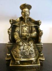 Çin imparatoru heykeli. Katalin ve kemik tozu karışımından mamul. Y:28 cm.