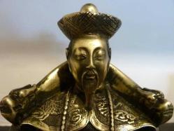 Çin imparatoru heykeli. Katalin ve kemik tozu karışımından mamul. Y:28 cm.