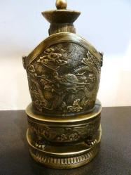 Çin imparatoru heykeli. Katalin ve kemik tozu karışımından mamul. Y:28 cm.