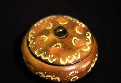 Ahşap, yüzeyi el oyması kapaklı yuvarlak kutu. Şekerlik. Çapı 12cm. Y 6cm.
