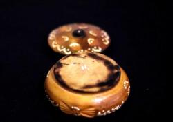 Ahşap, yüzeyi el oyması kapaklı yuvarlak kutu. Şekerlik. Çapı 12cm. Y 6cm.