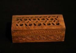 Ahşap, yüzeyi el oyması, sandık formunda kapağı açılabilir mücevher kutusu. 15x7 cm. Y 5cm.