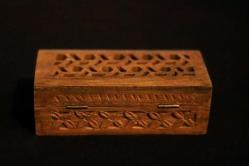 Ahşap, yüzeyi el oyması, sandık formunda kapağı açılabilir mücevher kutusu. 15x7 cm. Y 5cm.