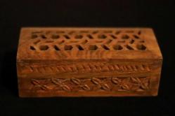 Ahşap, yüzeyi el oyması, sandık formunda kapağı açılabilir mücevher kutusu. 15x7 cm. Y 5cm.