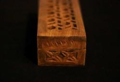 Ahşap, yüzeyi el oyması, sandık formunda kapağı açılabilir mücevher kutusu. 15x7 cm. Y 5cm.