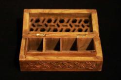 Ahşap, yüzeyi el oyması, sandık formunda kapağı açılabilir mücevher kutusu. 15x7 cm. Y 5cm.
