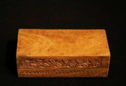 Ahşap, yüzeyi el oyması, sandık formunda kapağı açılabilir mücevher kutusu. 15x7 cm. Y 5cm.