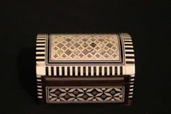 Ahşap, yüzeyi parküteri ve sedef çalışması, sandık formunda mücevher kutusu. 11x7cm. Y 7cm.