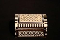 Ahşap, yüzeyi parküteri ve sedef çalışması, sandık formunda mücevher kutusu. 11x7cm. Y 7cm.