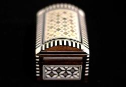 Ahşap, yüzeyi parküteri ve sedef çalışması, sandık formunda mücevher kutusu. 11x7cm. Y 7cm.