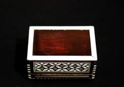 Ahşap, yüzeyi parküteri ve sedef çalışması, sandık formunda mücevher kutusu. 11x7cm. Y 7cm.