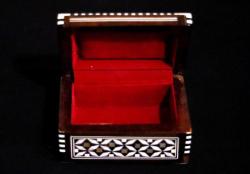 Ahşap, yüzeyi parküteri ve sedef çalışması, sandık formunda mücevher kutusu. 11x7cm. Y 7cm.