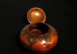 Ahşap, yüzeyi el oyması yaprak desenli kapaklı yuvarlak kutu. Şekerlik. Çapı 13cm. Y 10cm.