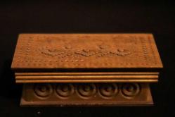 Ahşap, yüzeyi el oyması, sandık formunda kapağı açılabilir mücevher kutusu. 15x7 cm. Y 5cm.