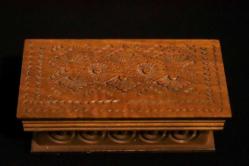 Ahşap, yüzeyi el oyması, sandık formunda kapağı açılabilir mücevher kutusu. 15x7 cm. Y 5cm.