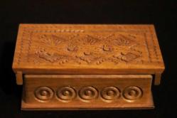 Ahşap, yüzeyi el oyması, sandık formunda kapağı açılabilir mücevher kutusu. 15x7 cm. Y 5cm.