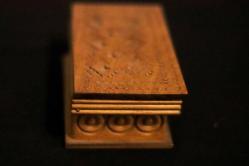 Ahşap, yüzeyi el oyması, sandık formunda kapağı açılabilir mücevher kutusu. 15x7 cm. Y 5cm.