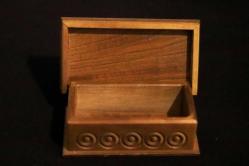Ahşap, yüzeyi el oyması, sandık formunda kapağı açılabilir mücevher kutusu. 15x7 cm. Y 5cm.