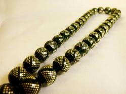 Gümüş püsküllü , gümüş işlemeli, usta işi 33 lük yeşil ateş kehribar tesbih. Püskül dahil 35cm.