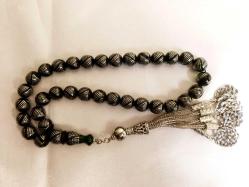 Gümüş püsküllü , gümüş işlemeli, usta işi 33 lük yeşil ateş kehribar tesbih. Püskül dahil 35cm.