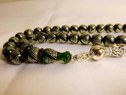 Gümüş püsküllü , gümüş işlemeli, usta işi 33 lük yeşil ateş kehribar tesbih. Püskül dahil 35cm.