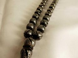 Gümüş püsküllü , gümüş işlemeli, usta işi 33 lük yeşil ateş kehribar tesbih. Püskül dahil 35cm.