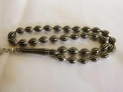 Gümüş kamçılı, gümüş işlemeli, 33 lük karpuz kesim Erzurum oltu taşı tesbih. Püskül dahil 34cm.