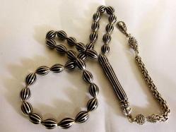 Gümüş kamçılı, gümüş işlemeli, 33 lük karpuz kesim Erzurum oltu taşı tesbih. Püskül dahil 34cm.