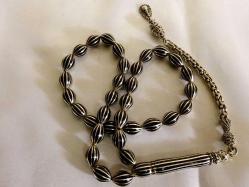 Gümüş kamçılı, gümüş işlemeli, 33 lük karpuz kesim Erzurum oltu taşı tesbih. Püskül dahil 34cm.