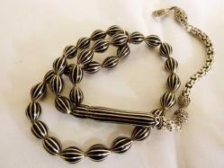 Gümüş kamçılı, gümüş işlemeli, 33 lük karpuz kesim Erzurum oltu taşı tesbih. Püskül dahil 34cm.